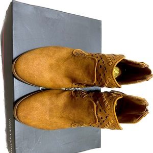 Big kids boot, size 3 , brown color, Vince Camuto (new)